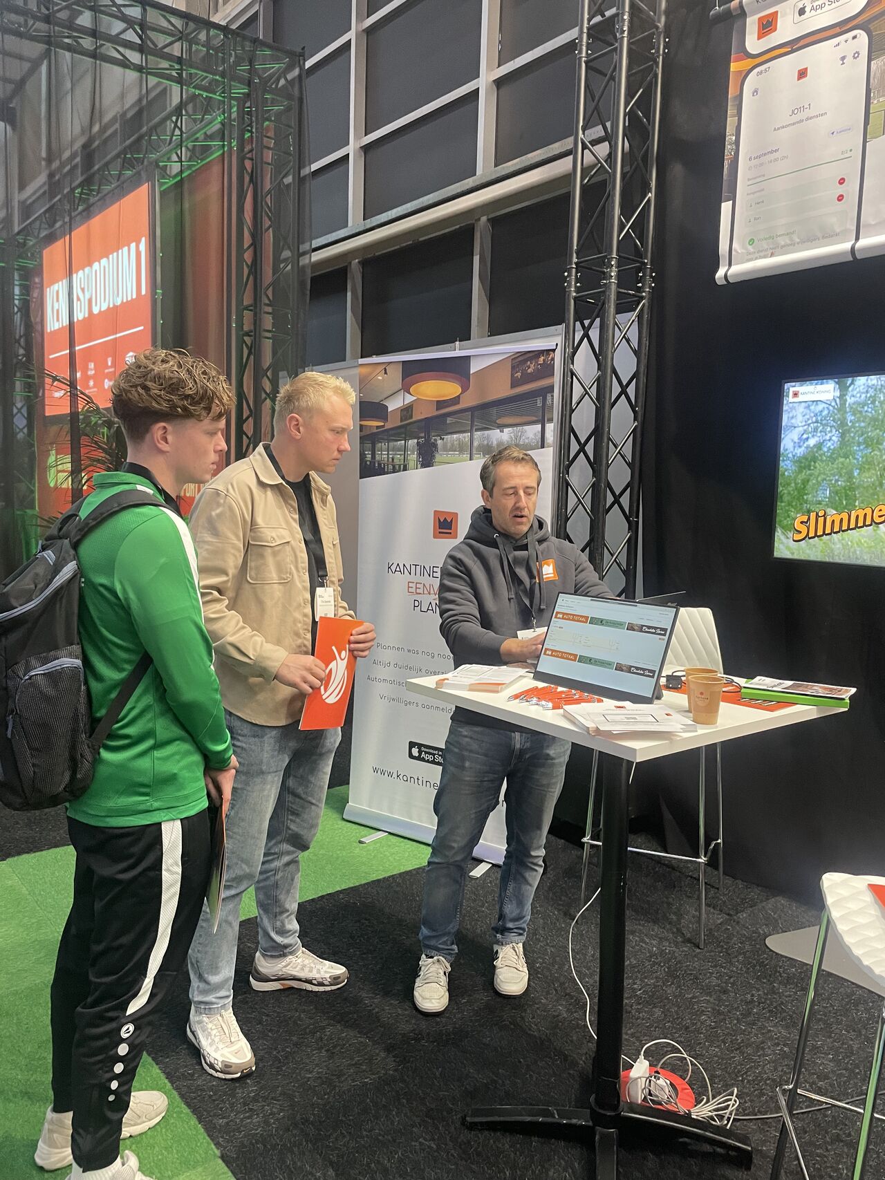 Gesprekken op de beurs