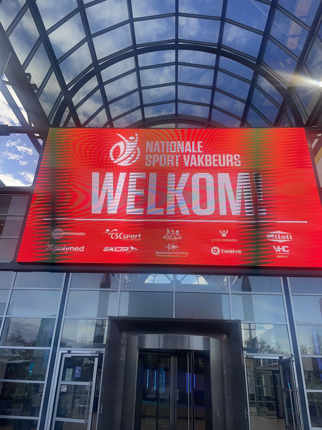 Bezoekers bij de stand